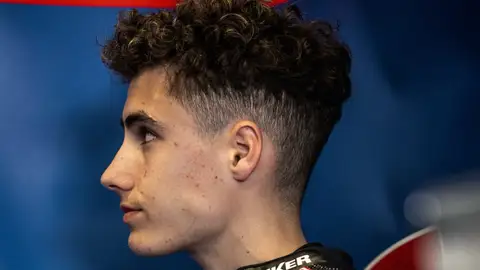 Muere a los 17 años el piloto de JuniorGP, Pau Alsina, tras un accidente en Zaragoza Muere a los 17 años el piloto de JuniorGP, Pau Alsina, tras un accidente en Zaragoza