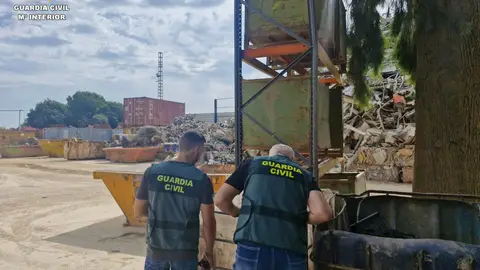 Los agentes revisan el material localizado Los agentes revisan el material localizado