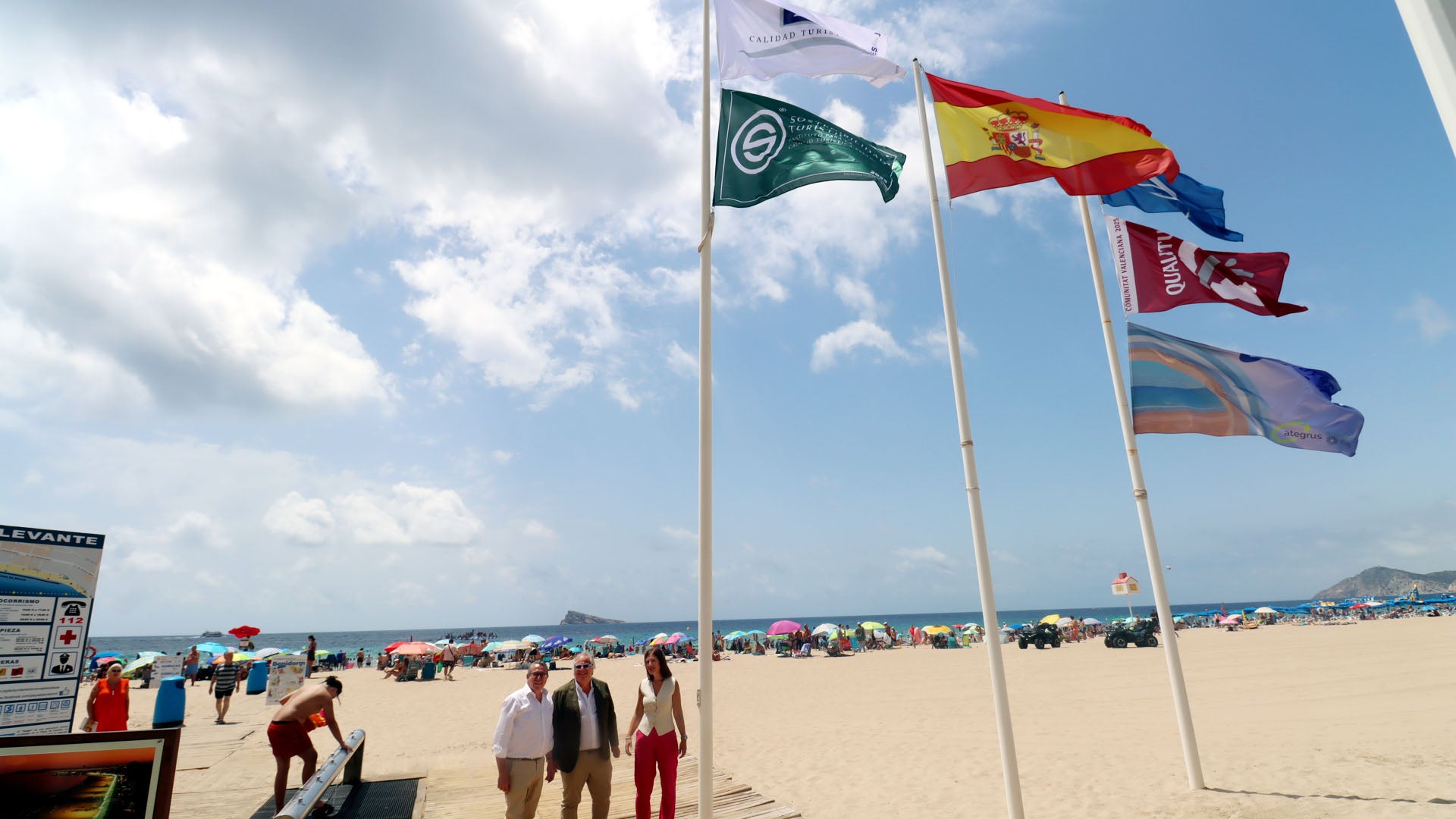 Las banderas ‘Q’ de Calidad, ‘S’ de Sostenibilidad Turística y ‘Safe Tourism’ del ICTES ya ondean en las playas de Benidorm Las banderas ‘Q’ de Calidad, ‘S’ de Sostenibilidad Turística y ‘Safe Tourism’ del ICTES ya ondean en las playas de Benidorm