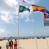Las banderas ‘Q’ de Calidad, ‘S’ de Sostenibilidad Turística y ‘Safe Tourism’ del ICTES ya ondean en las playas de Benidorm
