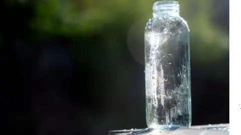 El truco para enfriar una botella en solo dos minutos sin meterla al congelador El truco para enfriar una botella en solo dos minutos sin meterla al congelador