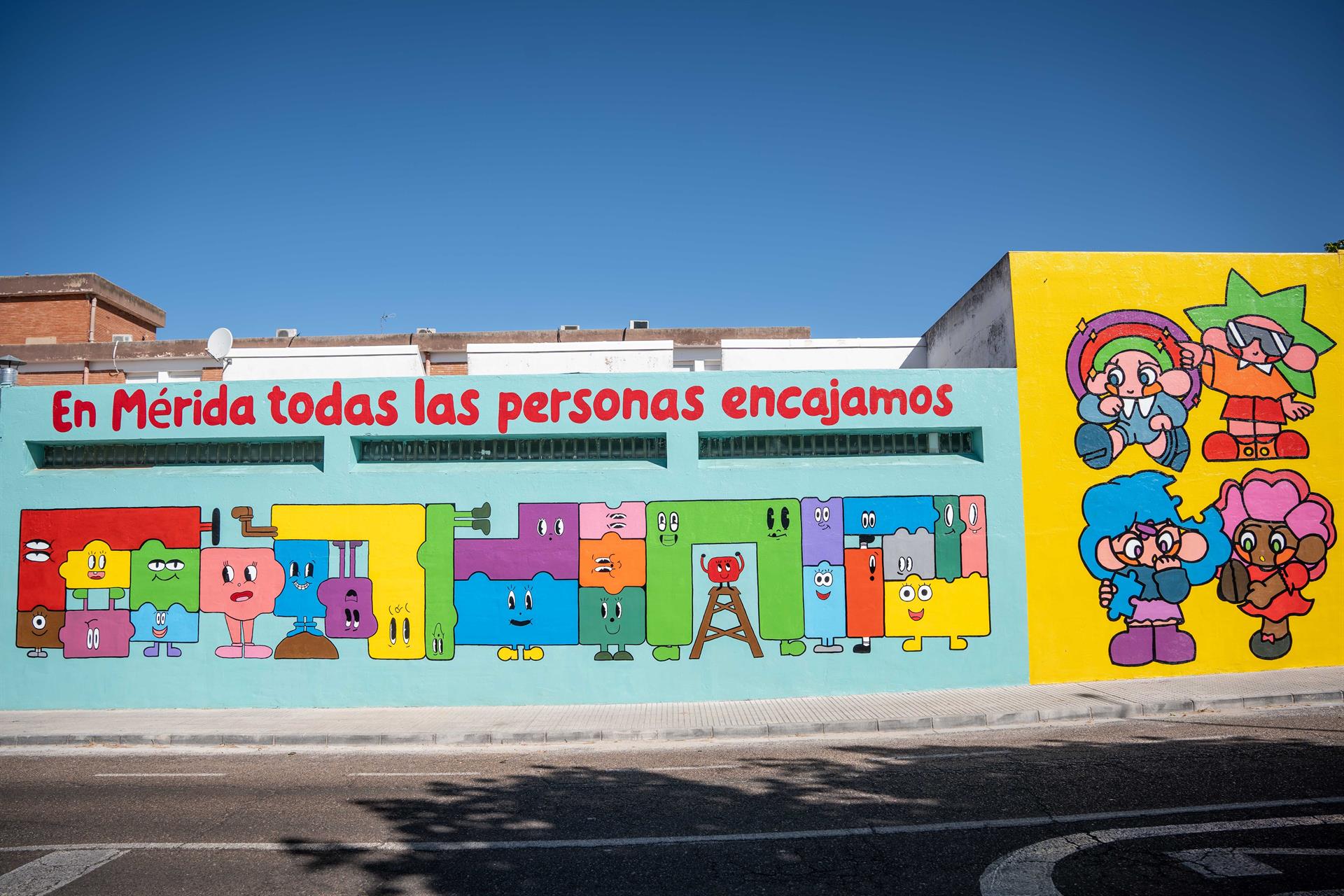 La fachada del CEE Emérita Augusta luce el mural 'En Mérida todas las personas encajamos' La fachada del CEE Emérita Augusta luce el mural 'En Mérida todas las personas encajamos'