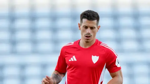 Alfon González durante el calentamiento en el amistoso frente al Birmingham Alfon González durante el calentamiento en el amistoso frente al Birmingham
