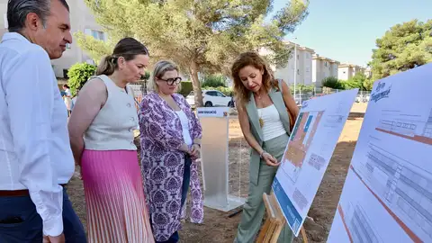 La Presidenta del Govern, Marga Prohens, junto a la Alcaldesa de Llucmajor, Xisca Lascolas, y el Conseller de Educación, Antoni Vera, en la presentación del futuro IES Maioris. La Presidenta del Govern, Marga Prohens, junto a la Alcaldesa de Llucmajor, Xisca Lascolas, y el Conseller de Educación, Antoni Vera, en la presentación del futuro IES Maioris.