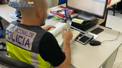 la rápida actuación de la Policía Nacional salva la vida de un hombre de 83 años en Elche la rápida actuación de la Policía Nacional salva la vida de un hombre de 83 años en Elche