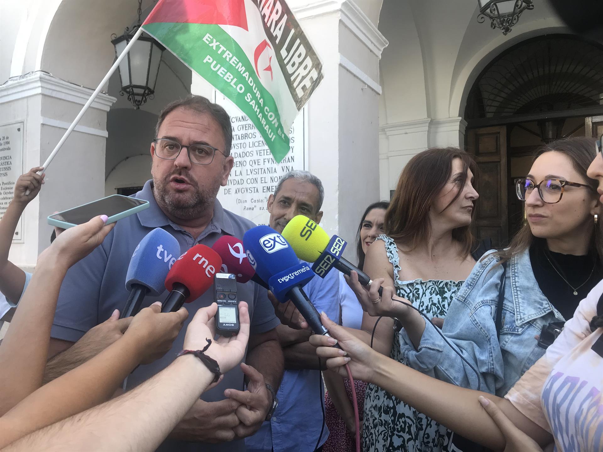 El alcalde de Mérida recibe a niños saharauis de 'Vacaciones En Paz' y agradece la labor de las familias de acogida El alcalde de Mérida recibe a niños saharauis de 'Vacaciones En Paz' y agradece la labor de las familias de acogida