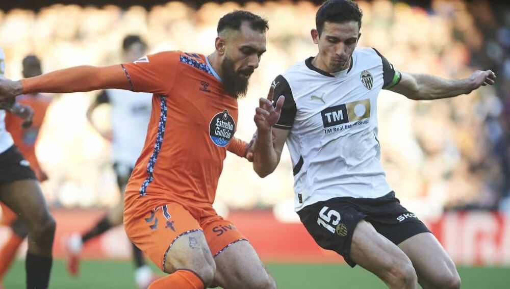 Borja Iglesias frente al Valencia