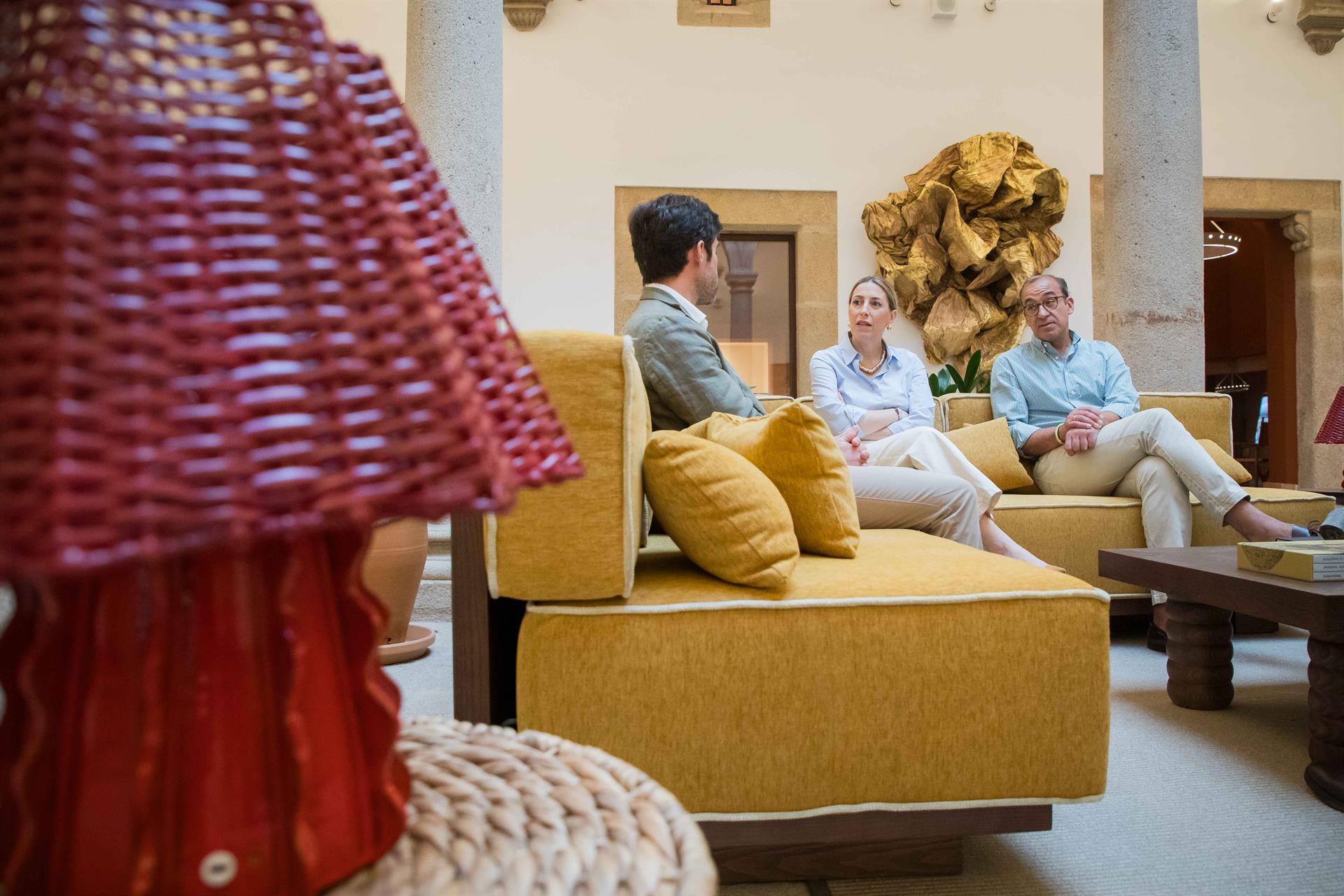 La presidenta de la Junta de Extremadura visita el Hotel Palacio de Godoy en Cáceres La presidenta de la Junta de Extremadura visita el Hotel Palacio de Godoy en Cáceres