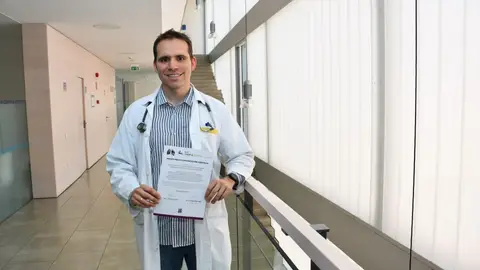 Ignacio Lobato, neumólogo del CAUPA, premiado por su estudio sobre un nuevo fármaco para el tratamiento del asma grave .