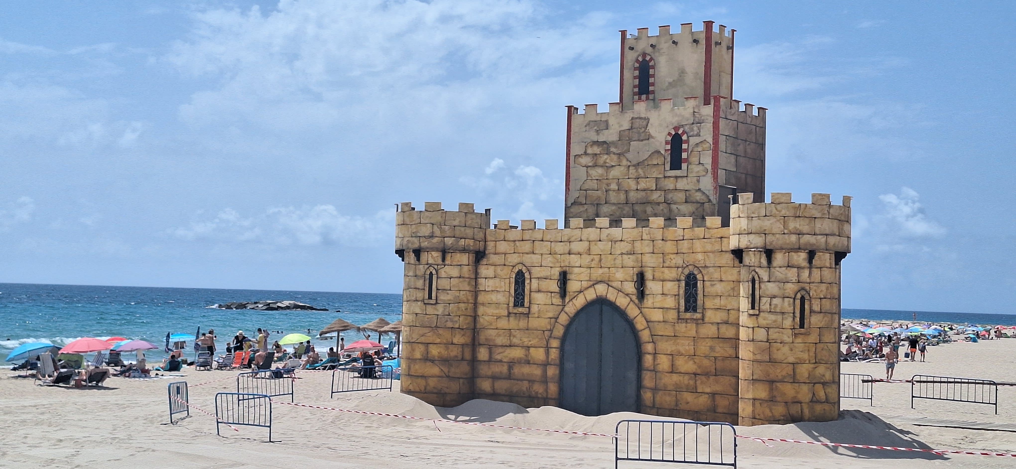Finaliza el montaje del renovado castillo de las Fiestas de Moros y Cristianos de Villajoyosa Finaliza el montaje del renovado castillo de las Fiestas de Moros y Cristianos de Villajoyosa