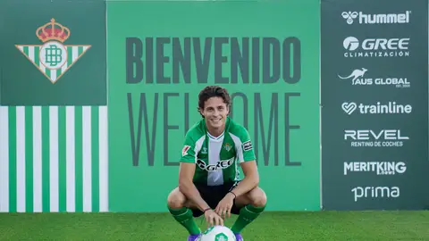 Rodrigo Riquelme posa en su presentación como jugador del Betis Rodrigo Riquelme posa en su presentación como jugador del Betis