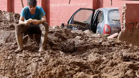 Un hombre se toma un descanso en una Massanassa (Valencia) arrasada por la dana. Un hombre se toma un descanso en una Massanassa (Valencia) arrasada por la dana.