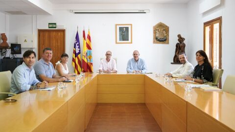 Imagen de la importante reuni&oacute;n entre los consells de Formentera e Ibiza