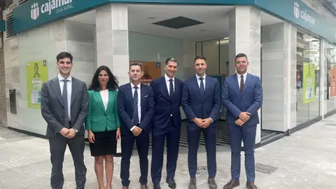 Cajamar Caja Rural abre oficina en Vilagarcía de Arousa Directivos y personal de la oficina de Vilagarcía de Arousa