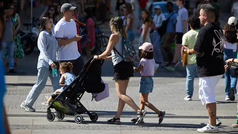 Una familia paseando por Madrid Una familia paseando por Madrid