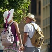 Dos turistas en las calles de Málaga