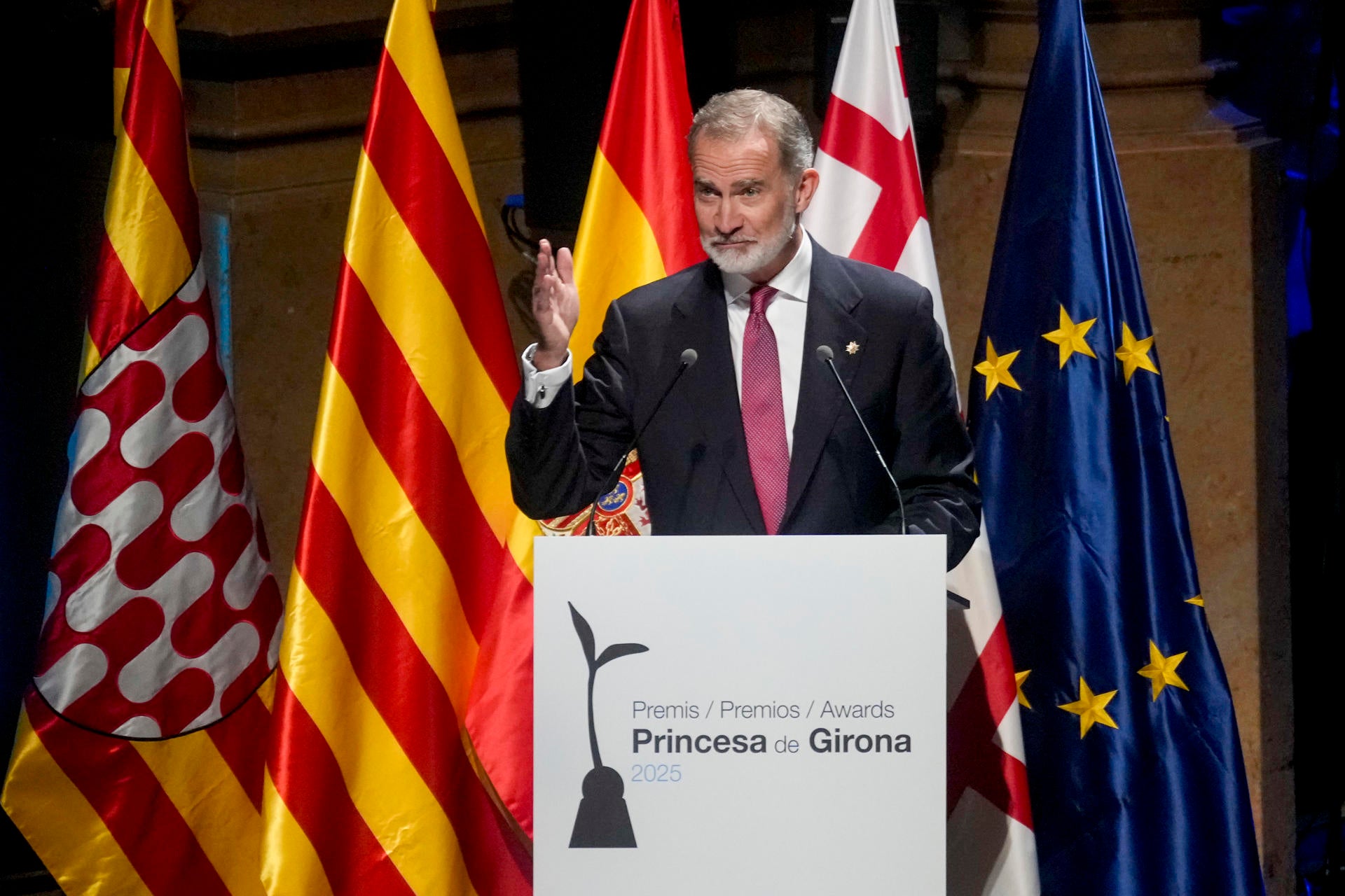 El Rey: los grandes propósitos compartidos estrechan los lazos entre Cataluña y las demás tierras de España. El Rey: los grandes propósitos compartidos estrechan los lazos entre Cataluña y las demás tierras de España.