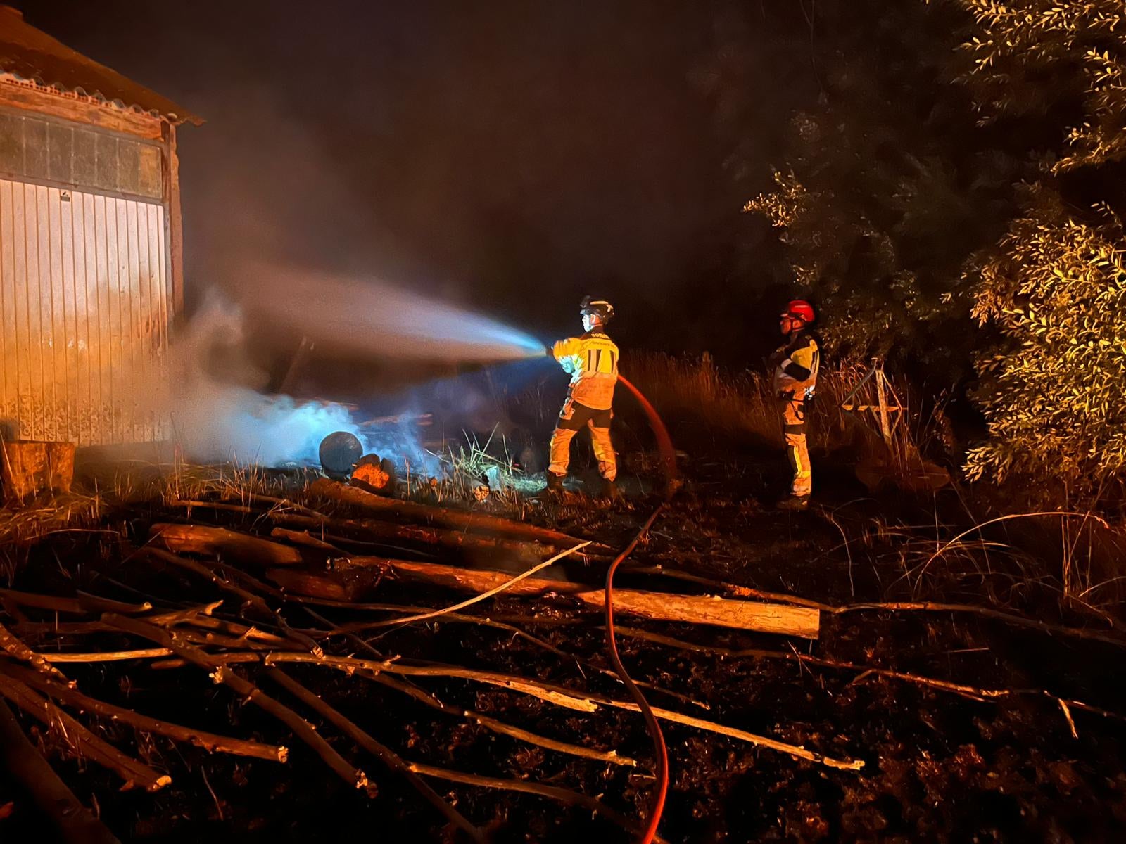 Un incendio forestal en Ferreras activa las alertas hasta el nivel 2 de Infocal Un incendio forestal en Ferreras activa las alertas hasta el nivel 2 de Infocal