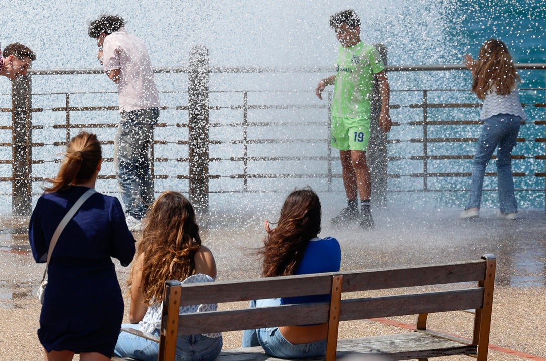 La AEMET avisa de la llegada de una baja atlántica que trae tormentas "muy fuertes" y calor intenso en estas zonas La AEMET avisa de la llegada de una baja atlántica que trae tormentas "muy fuertes" y calor intenso en estas zonas