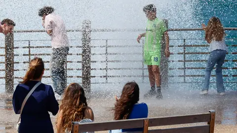 Fotografía del fuerte oleaje en el Paseo Nuevo de San Sebastián este lunes. La AEMET avisa de la llegada de una baja atlántica que trae tormentas "muy fuertes" y calor intenso en estas zonas