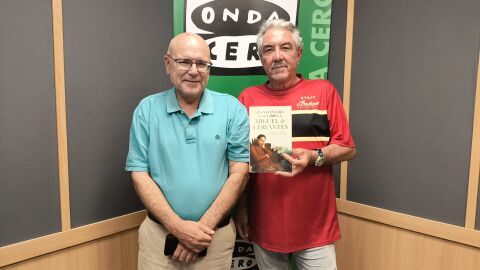 Manuel Aviles con el libro sobre Cervantes 