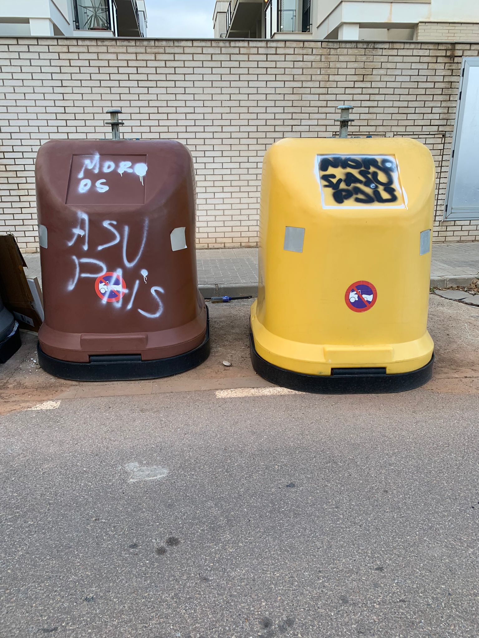 El Ayuntamiento de Nules condena las pintadas racistas en contenedores: "Moros a su país" El Ayuntamiento de Nules condena las pintadas racistas en contenedores: "Moros a su país"