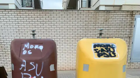 El Ayuntamiento de Nules condena las pintadas racistas en contenedores: "Moros a su país" El Ayuntamiento de Nules condena las pintadas racistas en contenedores: "Moros a su país"