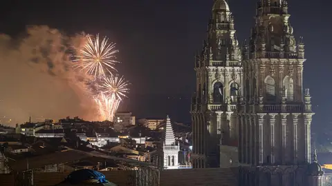 La alcaldesa de Santiago no descarta "estudiar la posibilidad" de recuperar el protagonismo para la plaza del Obradoiro la noche de los Fuegos del Apóstol aunque "la pirotecnia no es posible" La alcaldesa de Santiago no descarta "estudiar la posibilidad" de recuperar el protagonismo para la plaza del Obradoiro la noche de los Fuegos del Apóstol aunque "la pirotecnia no es posible"