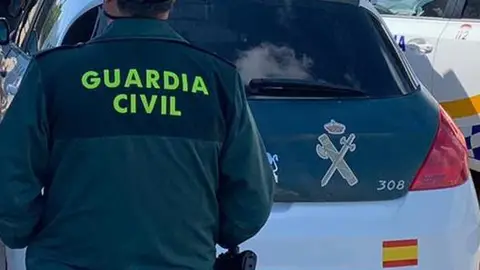 Imagen de archivo de un agente y un vehículo de la Guardia Civil. Imagen de archivo de un agente y un vehículo de la Guardia Civil.