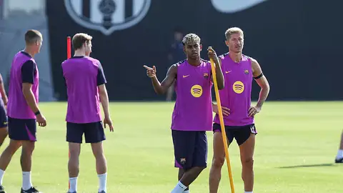 Lamine Yamal y Lewandowski durante un entrenamiento con el Barça Lamine Yamal y Lewandowski durante un entrenamiento con el Barça