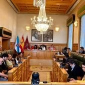 El Pleno ratifica las distinciones Alba de Compostela 2025 a la doctora Charo Rúa, el herrero Chago Martínez, la cantante Aurora de Freira y el hostelero Suso do Dezaseis