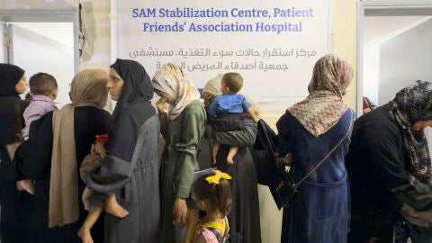 El Hospital de la Sociedad Ben&eacute;fica de Amigos del Paciente de Ciudad de Gaza, atestado de madres y ni&ntilde;os con problemas.