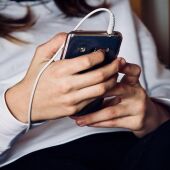 Joven usa un smartphone
