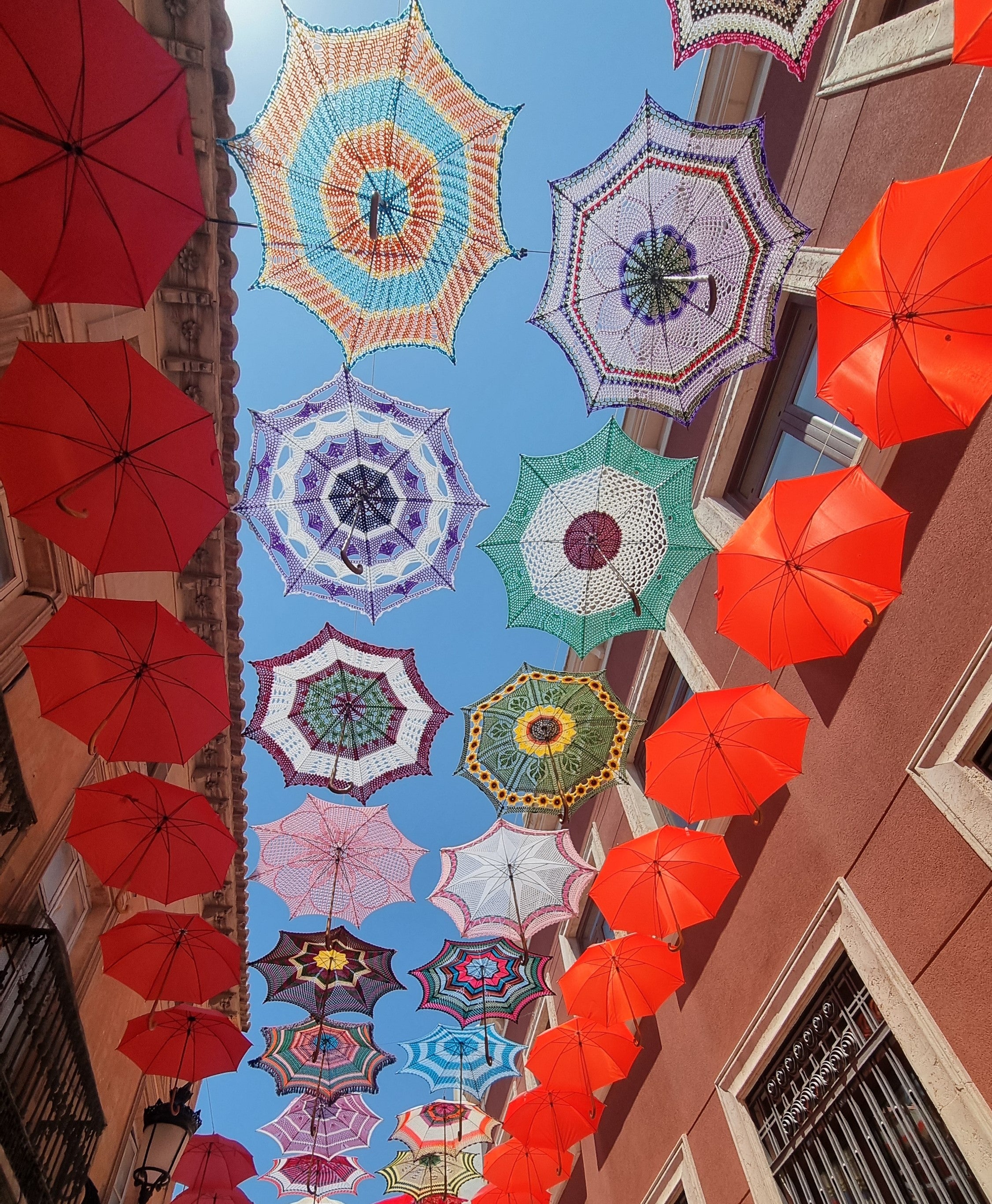 Los paraguas de ganchillo colgados en la calle Juan Alcaide de la Valdepeñas salen a subasta con un fin solidario Los paraguas de ganchillo colgados en la calle Juan Alcaide de la Valdepeñas salen a subasta con un fin solidario
