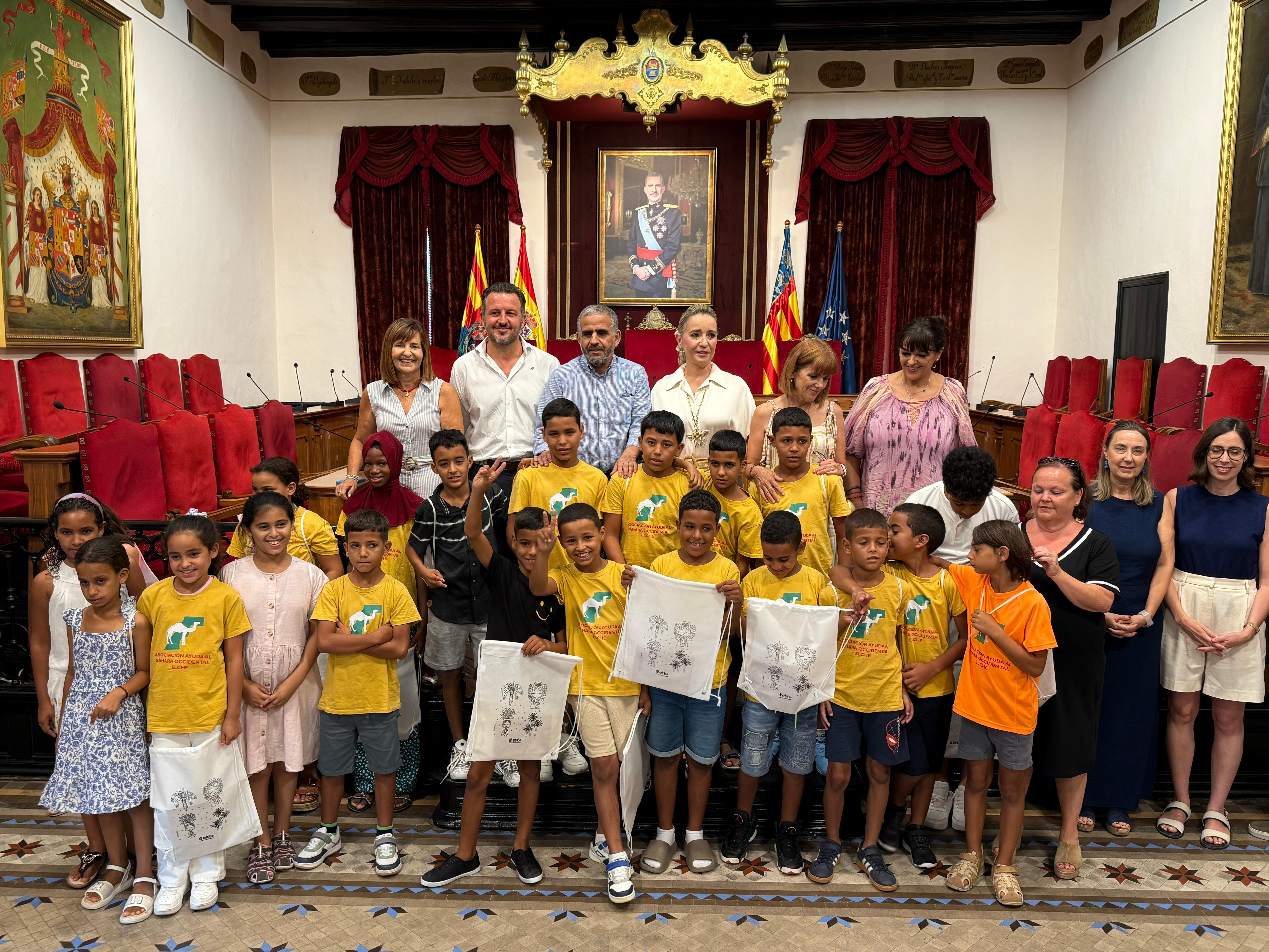 El Ayuntamiento de Elche recibe a los niños saharauis del programa ‘Vacaciones en Paz’ El Ayuntamiento de Elche recibe a los niños saharauis del programa ‘Vacaciones en Paz’