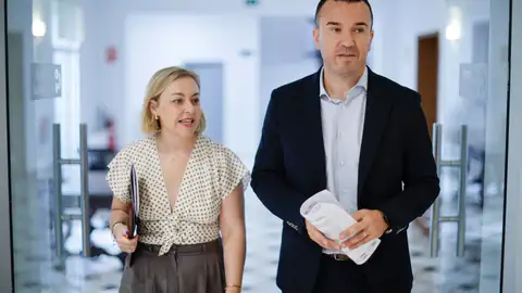 El presidente de la Diputación de València, Vicente Mompó, llega a la sesión ordinaria del Pleno del mes de julio, este miércoles. A su lado, la vicepresidenta, Natalia Enguix. El presidente de la Diputación de València, Vicente Mompó, llega a la sesión ordinaria del Pleno del mes de julio, este miércoles. A su lado, la vicepresidenta, Natalia Enguix.