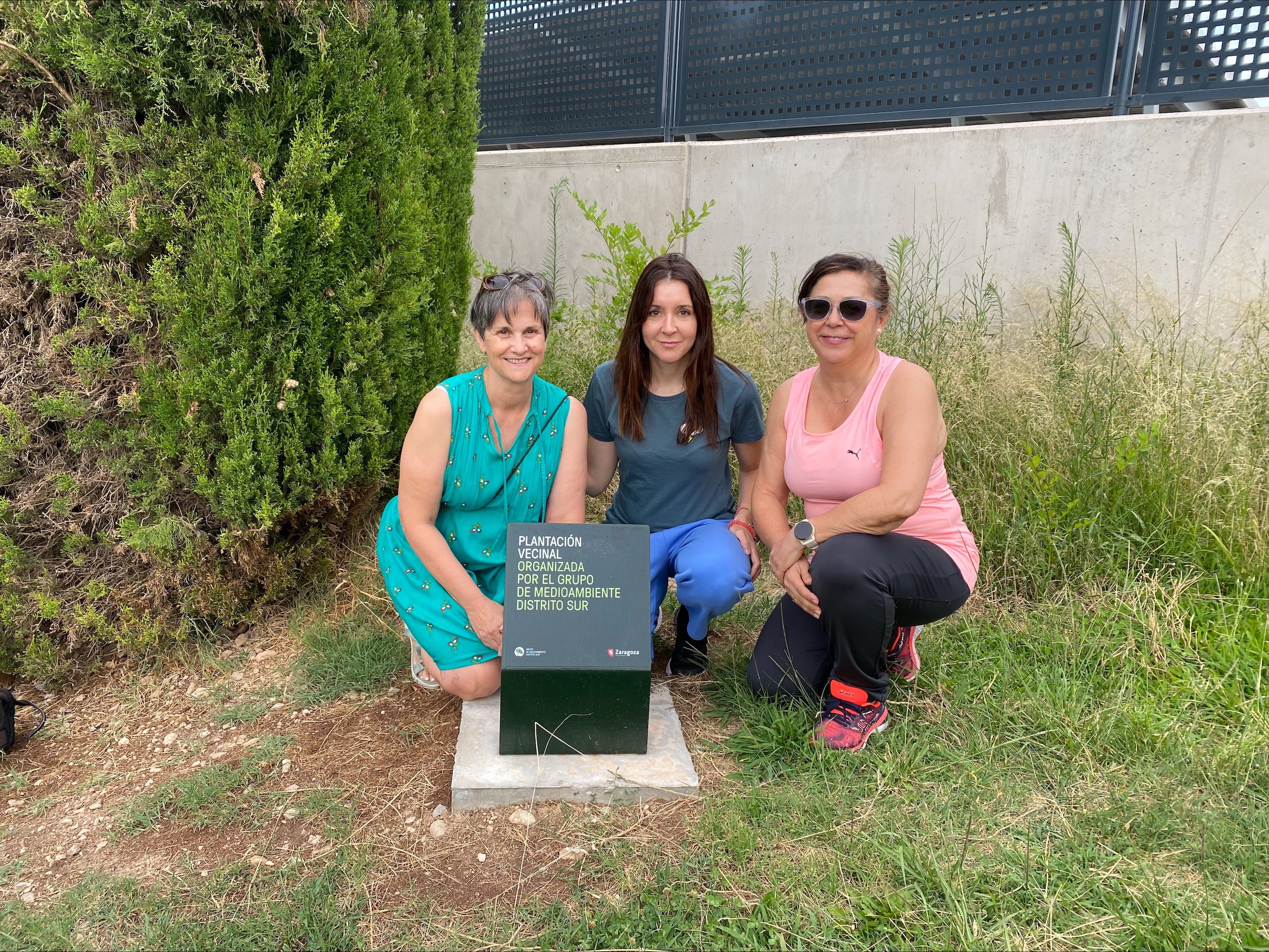 El barrio zaragozano de Valdespartera lo riegan sus vecinos El barrio zaragozano de Valdespartera lo riegan sus vecinos
