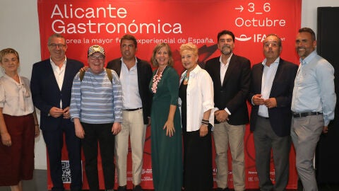 Foto de familia de la presentaci&oacute;n de la s&eacute;ptima edici&oacute;n