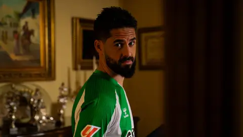 Isco en las fotos de presentación de la nueva equipación Isco en las fotos de presentación de la nueva equipación