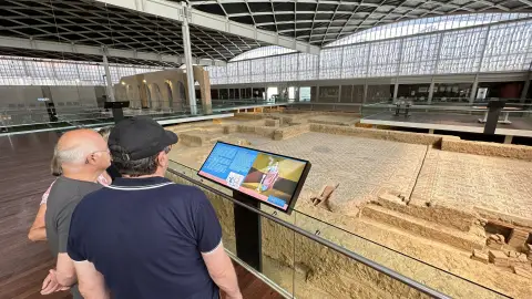 La villa romana La Olmeda moderniza su musealización con la mejora de las visitas auto guiadas en el yacimiento de Pedrosa de la Vega .