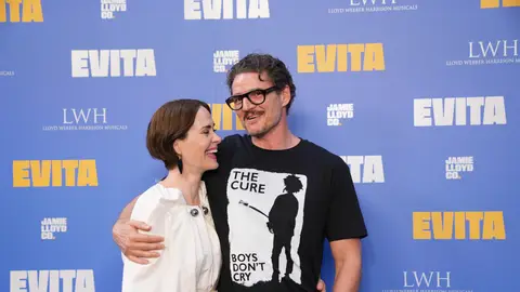 Pedro Pascal junto a la actriz Sarah Paulson en la premiere de 'Evita' en Londres Pedro Pascal junto a la actriz Sarah Paulson en la premiere de 'Evita' en Londres