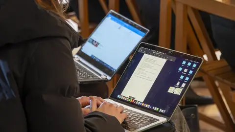 Archivo - Periodistas trabajando con ordenadores portátiles - @LILA ALBERICH / FUNDACIÓN LA CAIXA - Archivo Archivo - Periodistas trabajando con ordenadores portátiles - @LILA ALBERICH / FUNDACIÓN LA CAIXA - Archivo