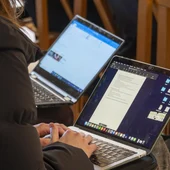 Archivo - Periodistas trabajando con ordenadores portátiles - @LILA ALBERICH / FUNDACIÓN LA CAIXA - Archivo Archivo - Periodistas trabajando con ordenadores portátiles - @LILA ALBERICH / FUNDACIÓN LA CAIXA - Archivo