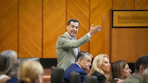 El presidente de la Junta de Andalucía, Juanma Moreno, en la sesión plenaria del 24 de julio de 2025. - MARIA JOSE LOPEZ / EUROPA PRESS El presidente de la Junta de Andalucía, Juanma Moreno, en la sesión plenaria del 24 de julio de 2025. - MARIA JOSE LOPEZ / EUROPA PRESS