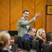 El presidente de la Junta de Andalucía, Juanma Moreno, en la sesión plenaria del 24 de julio de 2025. - MARIA JOSE LOPEZ / EUROPA PRESS