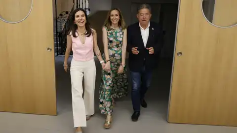 Susana Pedreira e Diana López, pregoeiras das Festas da Peregrina Ás dúas xornalistas, Susana Pedreira e Diana López co alcalde de Pontevedra, Miguel Anxo Fernández Lores