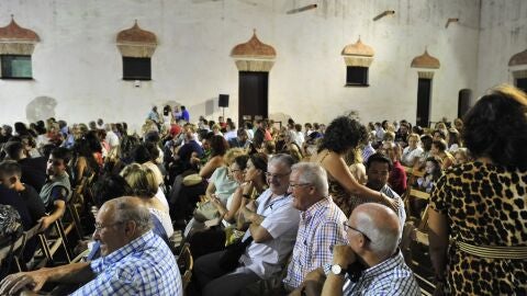 El patio del Castillo de San Romualdo en las noches del Castillo