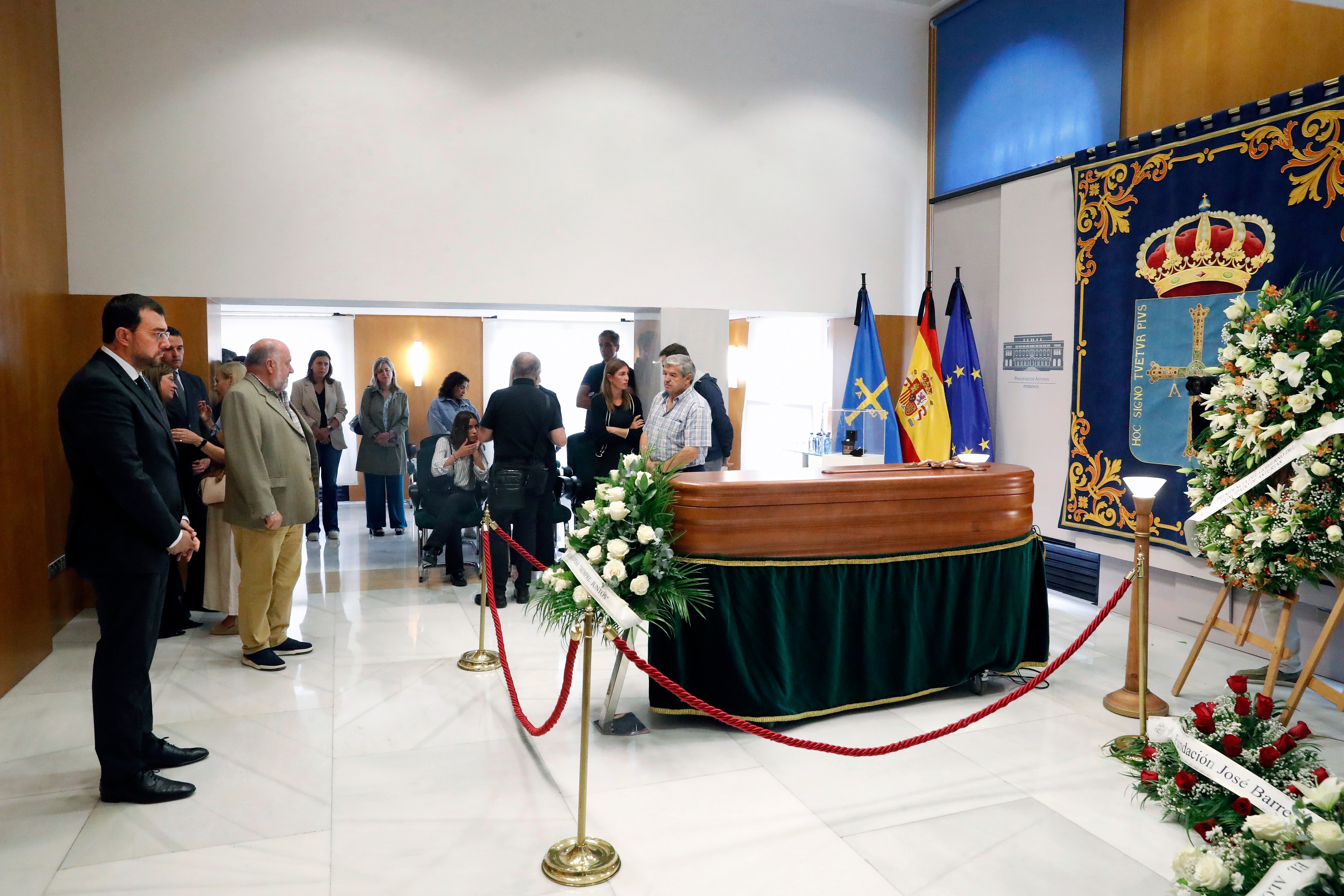 Adrián Barbón destaca el "gran legado" que deja Trevín y su "claro compromiso con el asturianismo social, cultural y político" Adrián Barbón destaca el "gran legado" que deja Trevín y su "claro compromiso con el asturianismo social, cultural y político"