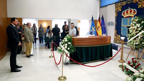 Adrián Barbón, ante el féretro del presidente Antonio Trevín, al inicio del velatorio en la sede de la Presidencia. Adrián Barbón, ante el féretro del presidente Antonio Trevín, al inicio del velatorio en la sede de la Presidencia