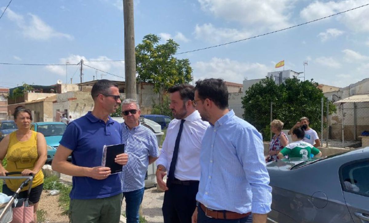 El PSOE acusa al equipo de gobierno de no limpiar el barrio del Cementerio Viejo El PSOE acusa al equipo de gobierno de no limpiar el barrio del Cementerio Viejo